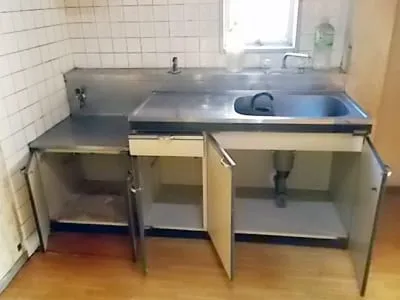 リフォーム前のシステムキッチン、シンクとシンク下の写真。老朽化が激しいです。