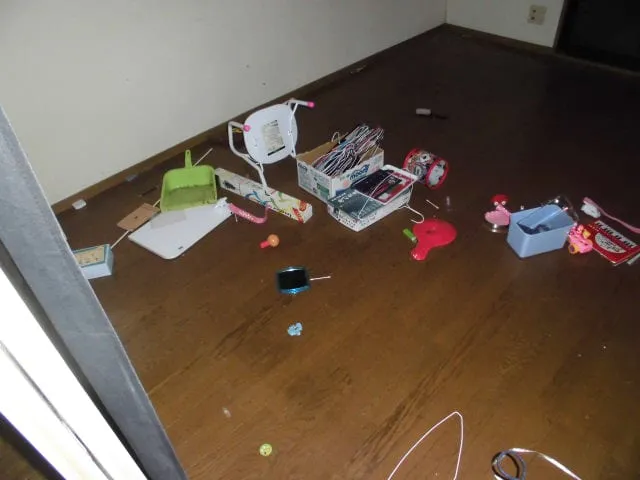 撤去前：不用品をそのままにした状態