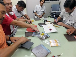 原状回復工事、修理・修繕、雑工事のイメージ画像、ラミネートフローリング講習会の様子の写真