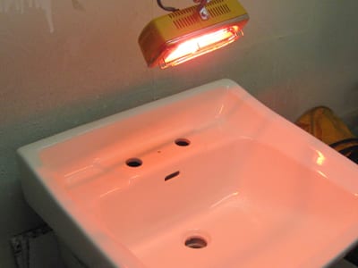 洗面ボウルのヒビ割れ補修の写真、コンパウンドで磨きをかけているところの写真1