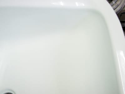 洗面ボウルのヒビ割れ補修の写真、クラックの跡形もない、真白な洗面ボウルの写真