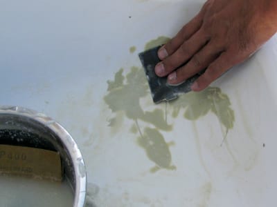 洗面ボウルのヒビ割れ補修の写真、パテを研磨しているところの写真